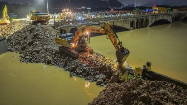 奇侠优配 惠州市惠阳区淡水河漫堤，军地联合抢险，深夜成功合龙